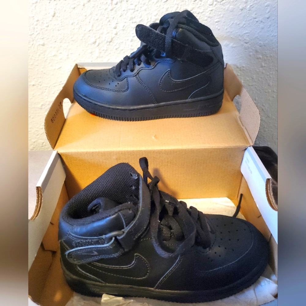 NEW W/TAGS NIKE FORCE 1 MIDS